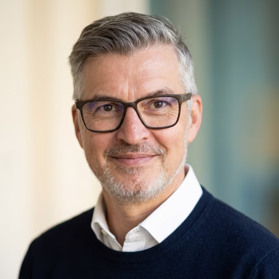 Portraitfoto von Rolf Kosakowski, Mitgründer von HEAROOZ und CEO von KB&B – Family Marketing Experts